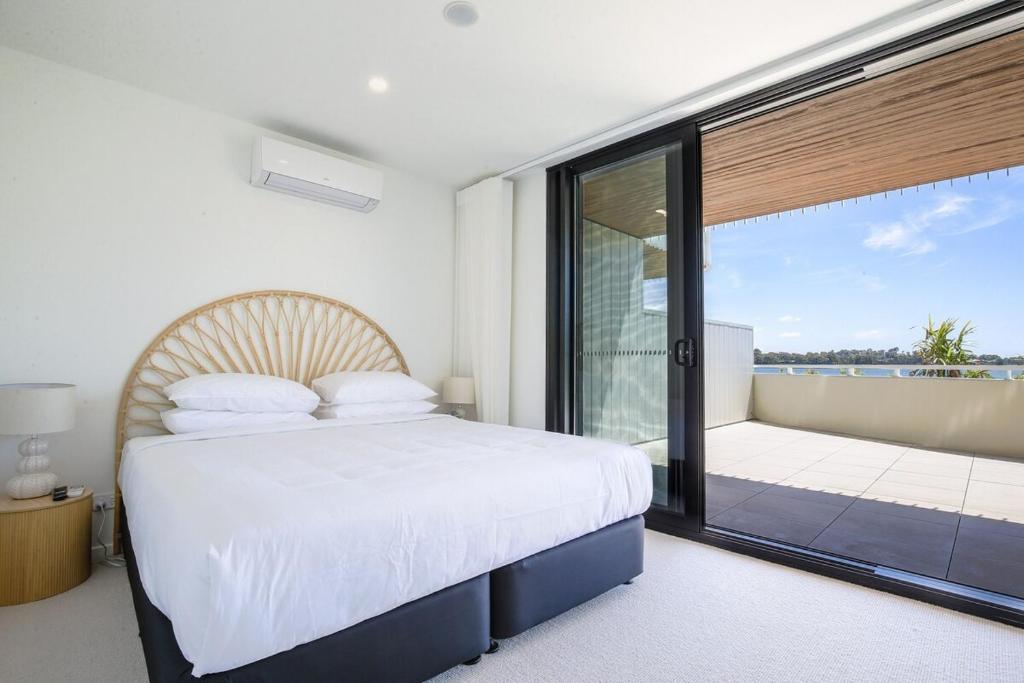 Stunning 3-Bed Unit with Bayside Views photo 2