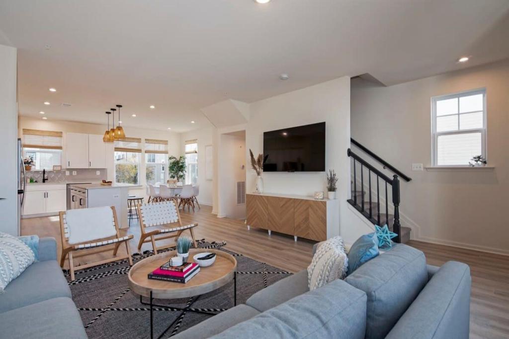 New Intown Waterfront Townhome wPool & Location image