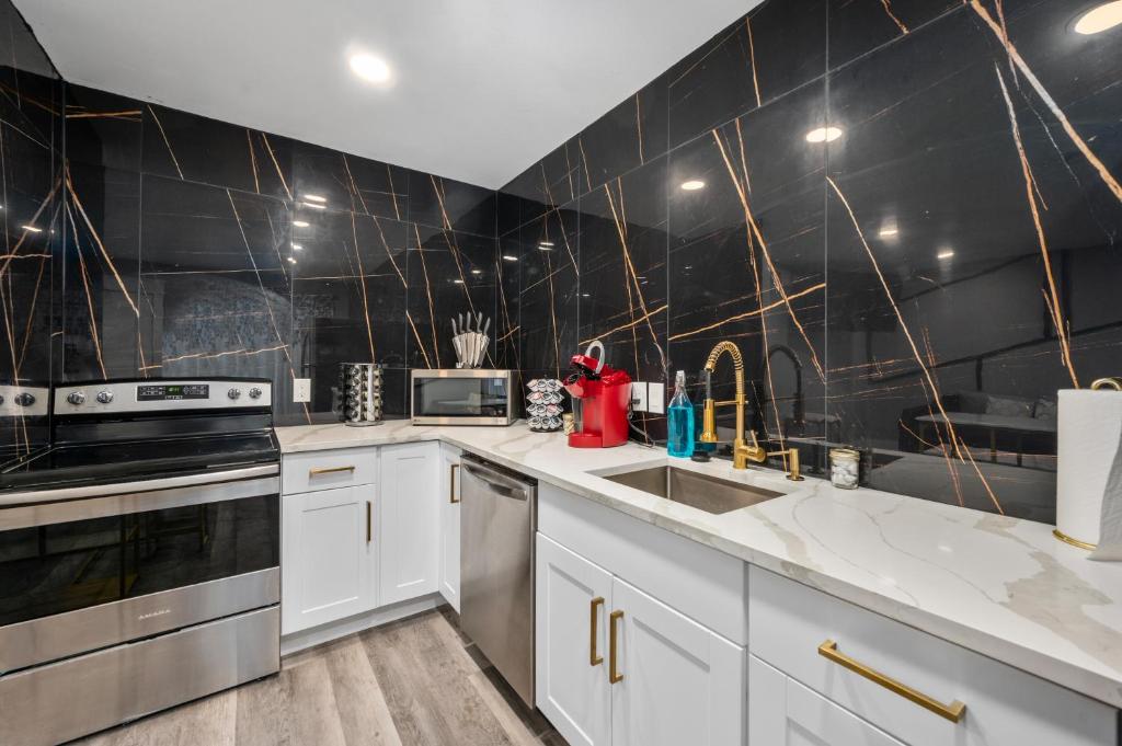 Charming 1BR Heights Apt with Pool and Free Park image