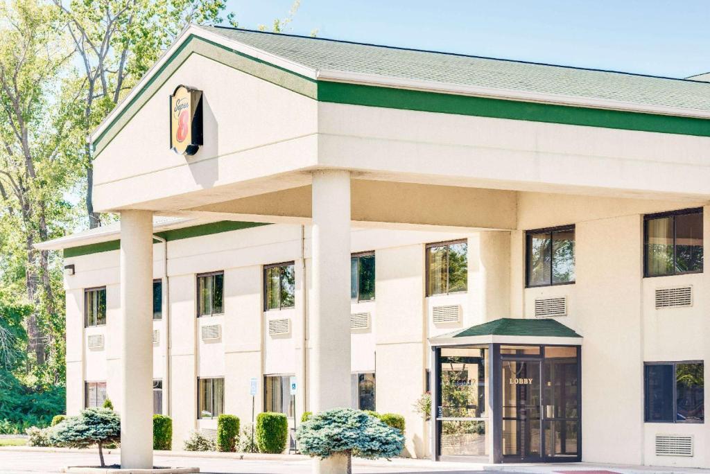 Super 8 by Wyndham Port Clinton image