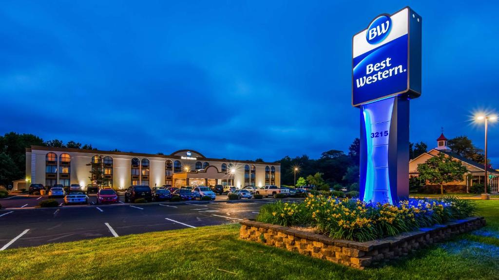 Best Western Hazlet Inn image