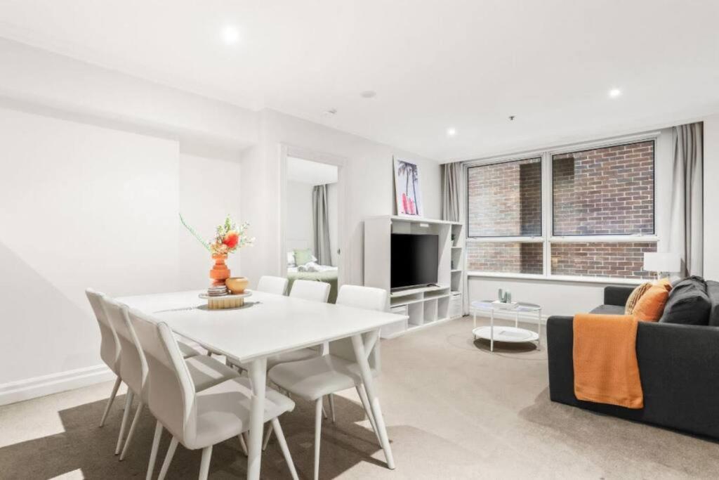 Spectacular 1 Bed Apartment in Sydney CBD with Gym photo 2