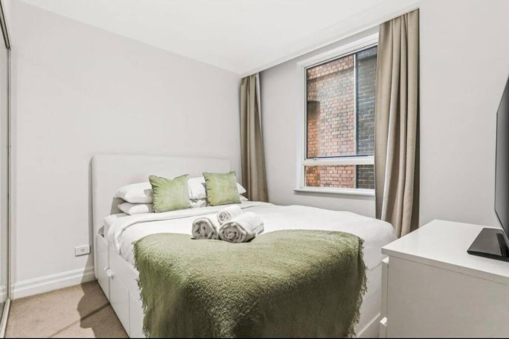 Spectacular 1 Bed Apartment in Sydney CBD with Gym photo 4