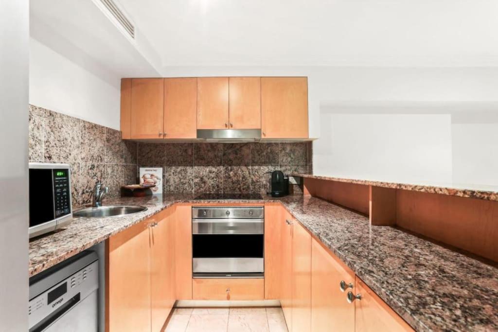 Spectacular 1 Bed Apartment in Sydney CBD with Gym photo 3