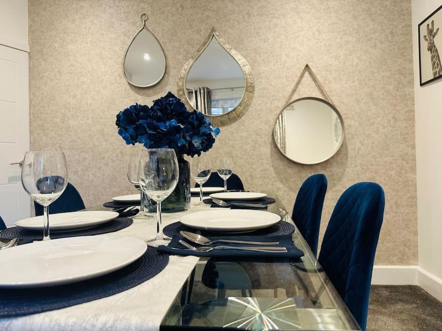 Home Away Luxury Living - Horley Room Type - Three-Bedroom House