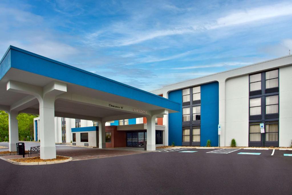 Hampton Inn State College image