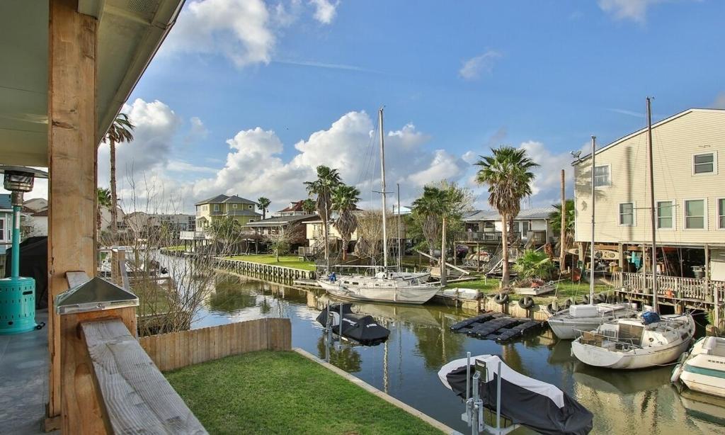 Lakefront With King Bed And An Amazing Lakeview image
