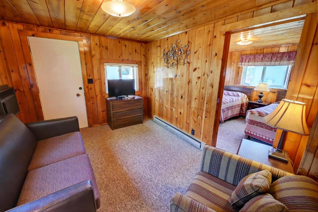 Idle A While Cabins - Tap to explore photos