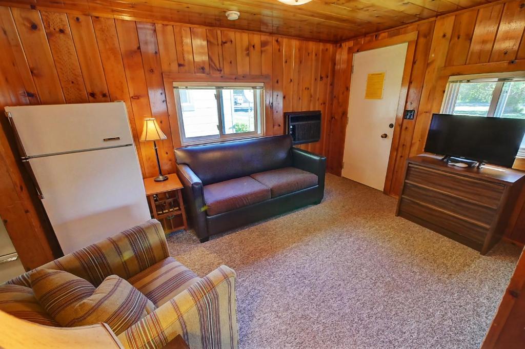 Idle A While Cabins - Tap to explore photos