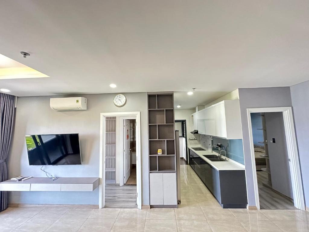 Luxury Apartment inside Monarchy