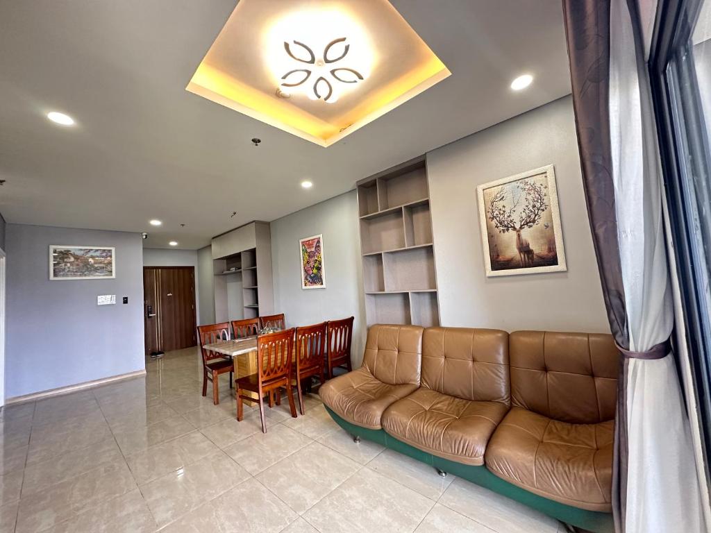 Luxury Apartment inside Monarchy