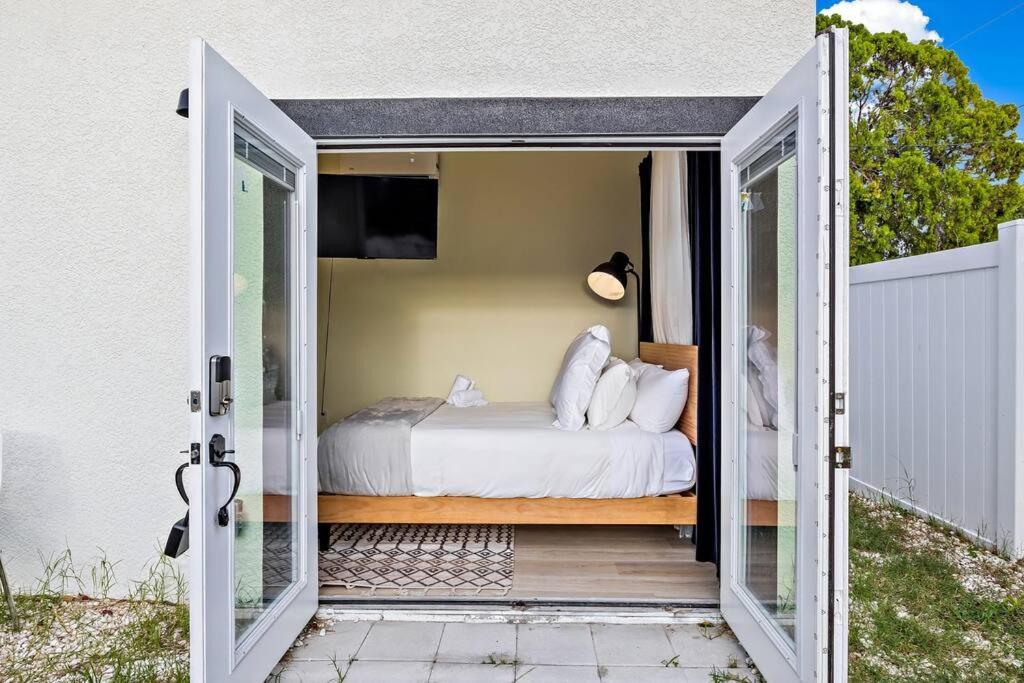 Close to Downtown Modern One Bedroom Oasis image
