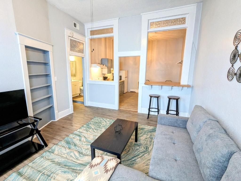 Private Apartments and Sleeping Rooms Near Marathon, Hershey image