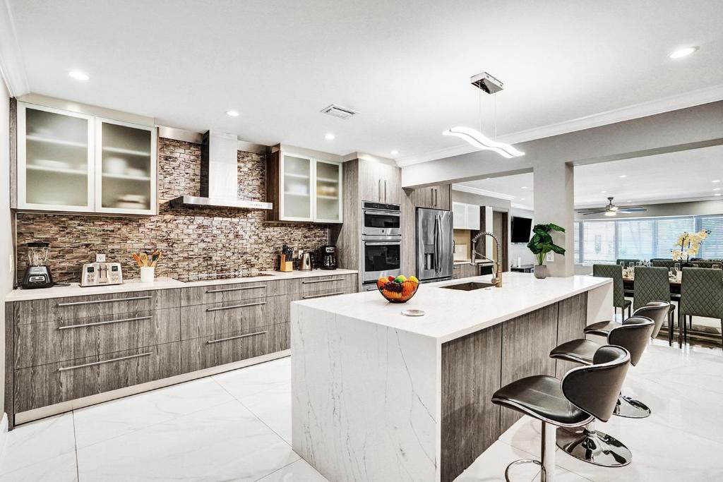 Spectacular 5BR & 5BA Villa in Hollywood Lakes image