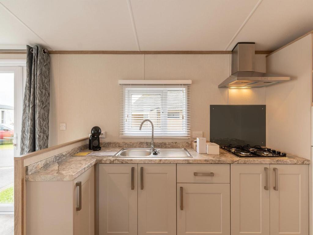 Chalet on a luxury campsite near the sea photo 3