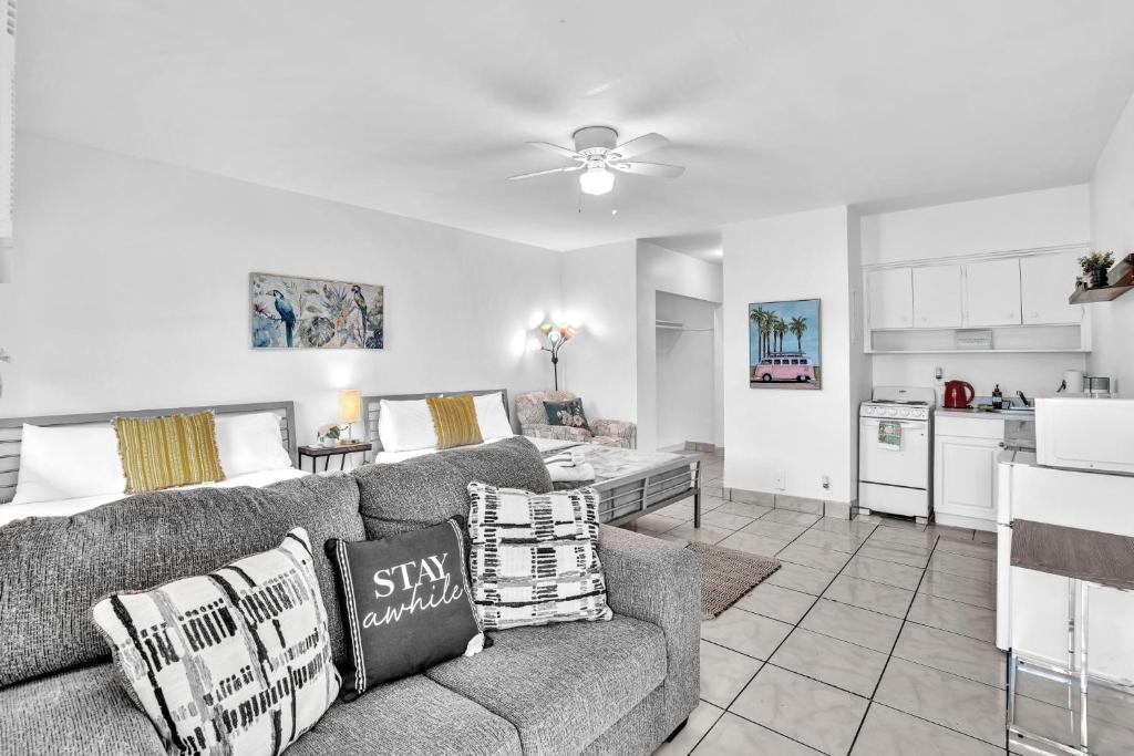 Studio Retreat With 2 Queen Beds Hollywood Blvd image