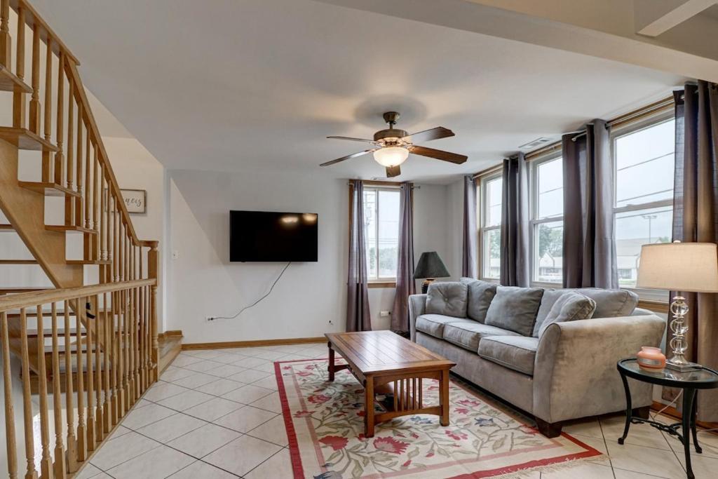 Getaway Near ORD With Great Local Amenities image