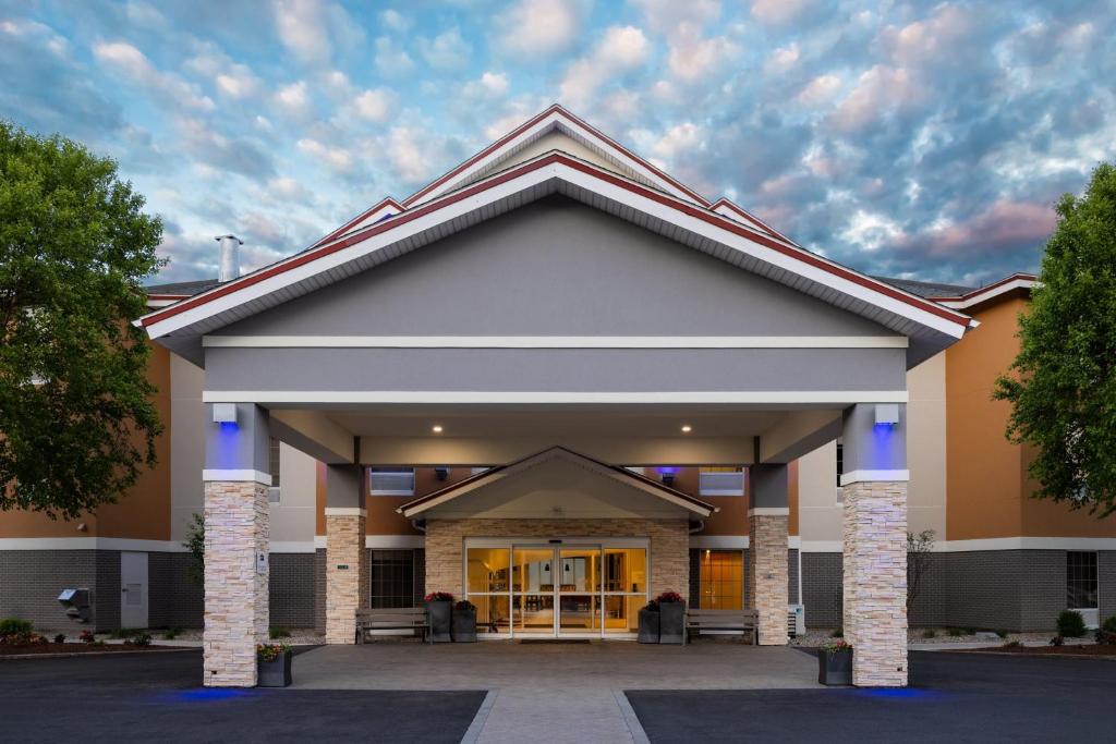 Holiday Inn Express Hotel & Suites Brattleboro, an IHG Hotel image