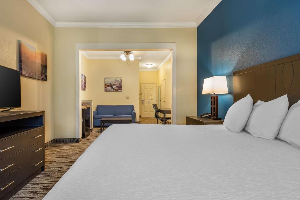 Best Western Dinosaur Valley Inn & Suites - Tap to explore photos