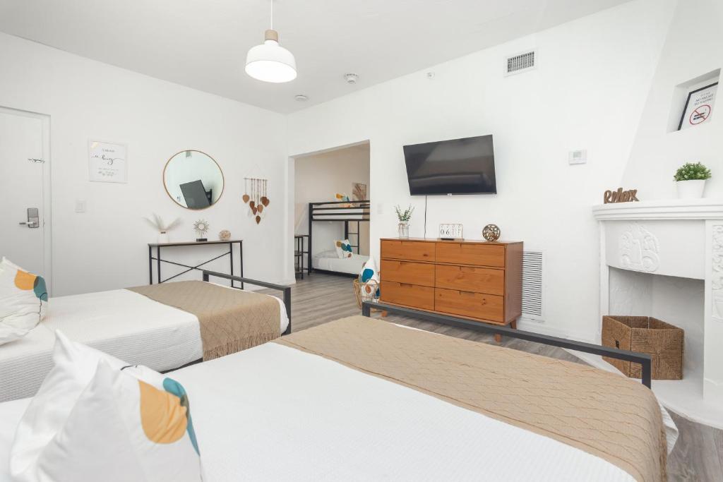 West Deco Room Type - Three-Bedroom Apartment