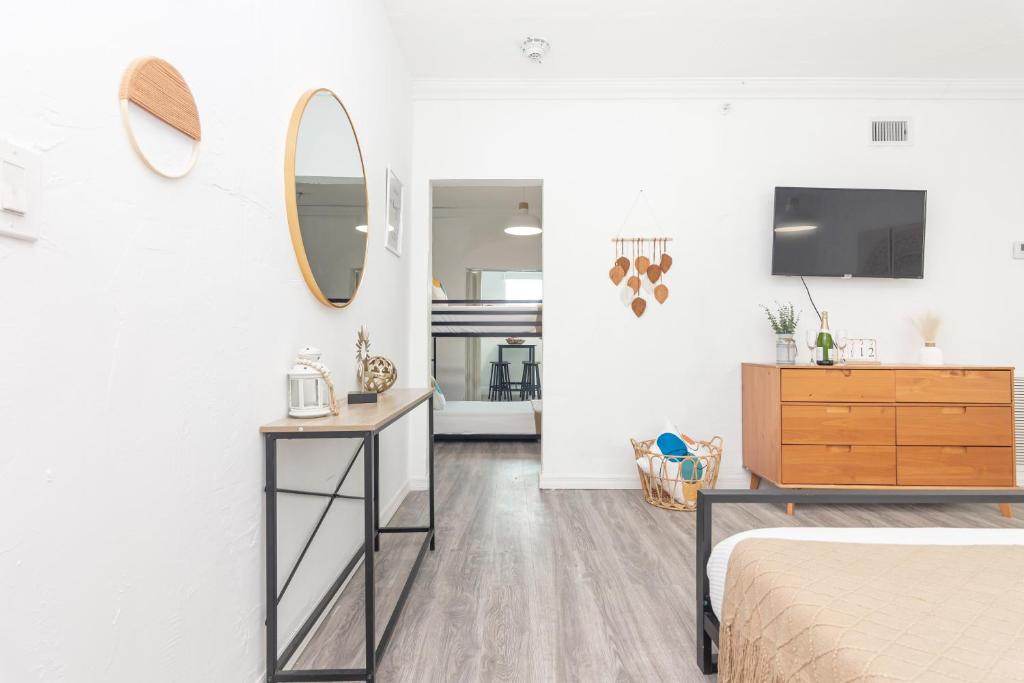 West Deco Room Type - Three-Bedroom Apartment