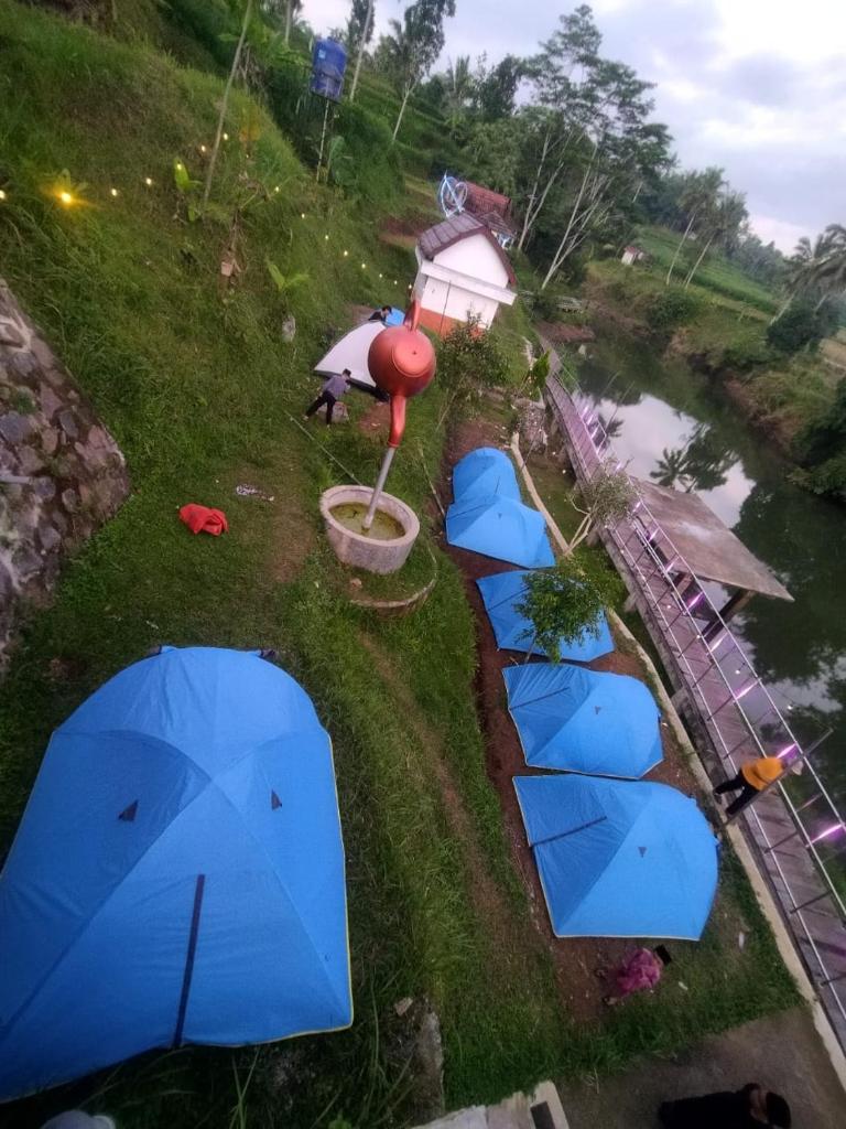 kemah tepi danau photo 2