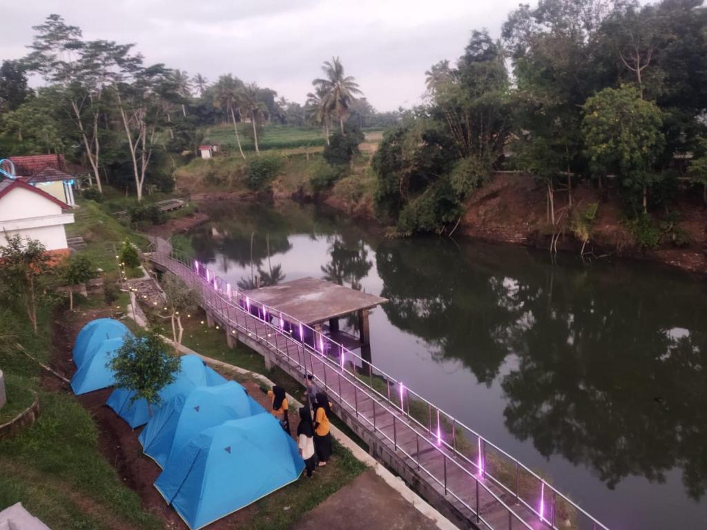 kemah tepi danau photo 3