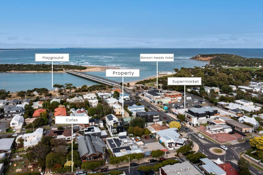 Stylish Beach House Retreat - Close to River & Shops photo 2