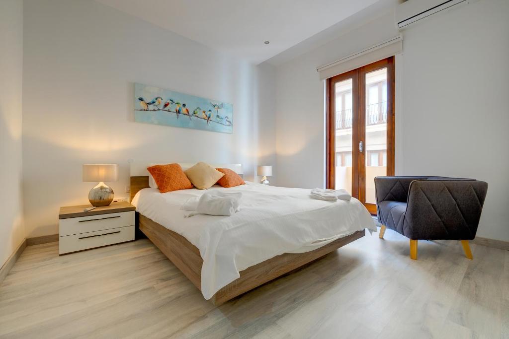 Stylish 2BR Apart, Steps Away from the Beach - Tap to explore photos
