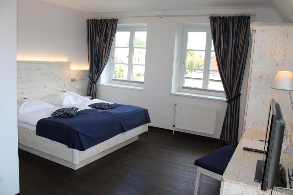 Hotel Altes Land - Tap to explore photos