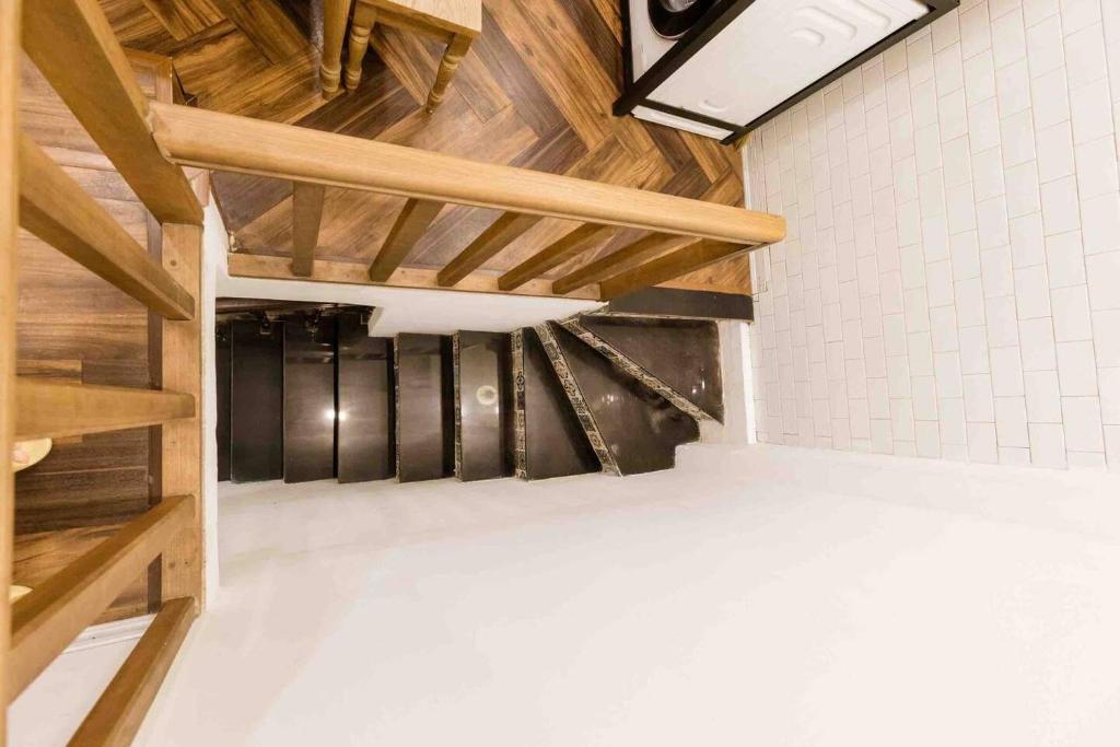 Wine Room# 1BRS#1 min to Hoan Kiem Lake#Balcony#Operahomestay# Netflix