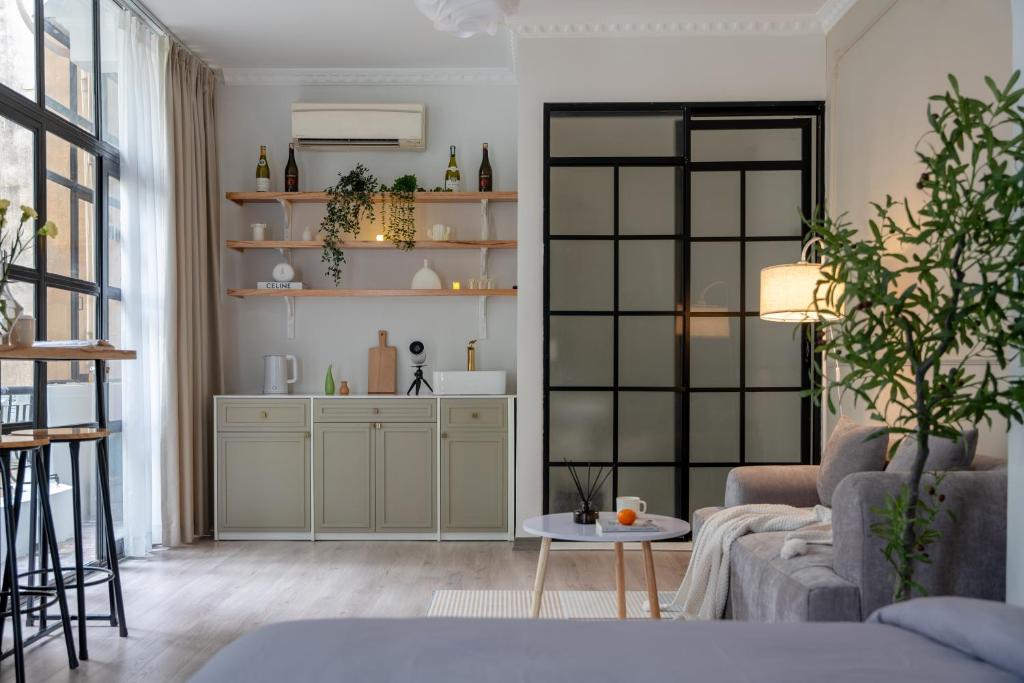 Hanoi Opera Homestay - The Sun Room