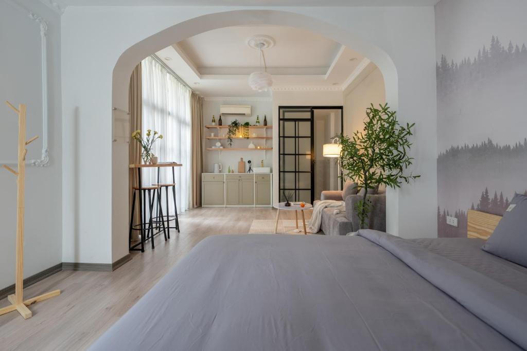 Hanoi Opera Homestay - The Sun Room