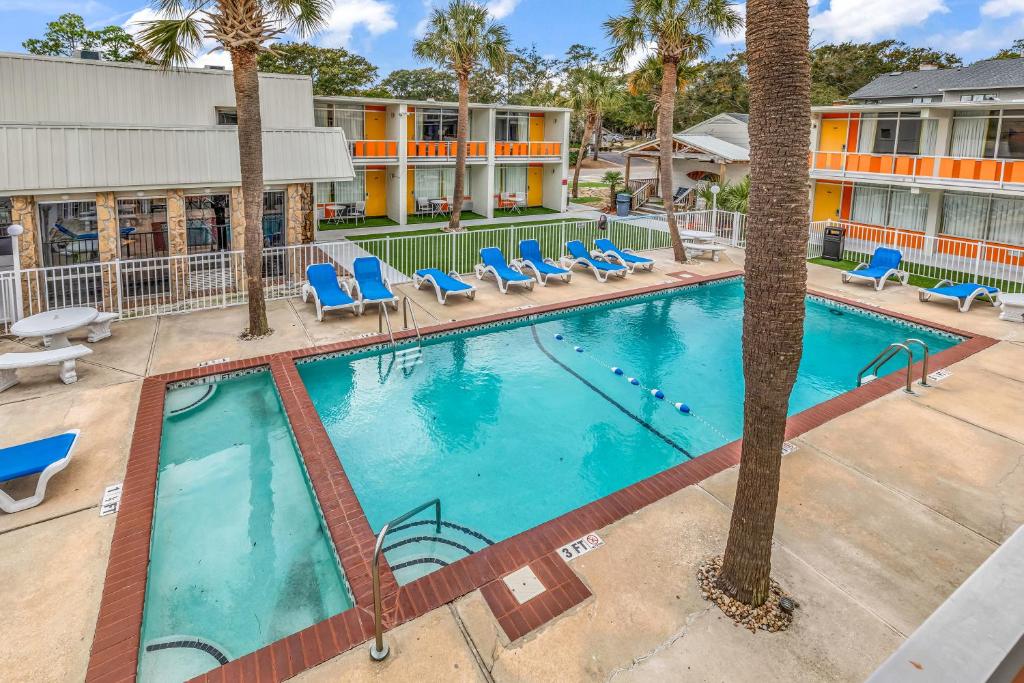 Holiday Shores image