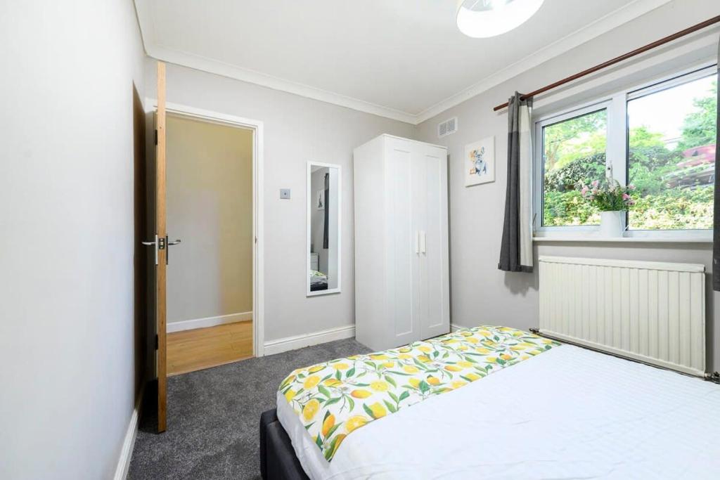 One bedroom central Slough with parking - Tap to explore photos