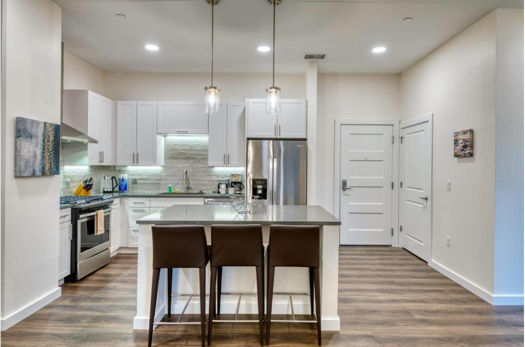 Gorgeous Apt Near Shipyards - COV-1105 image