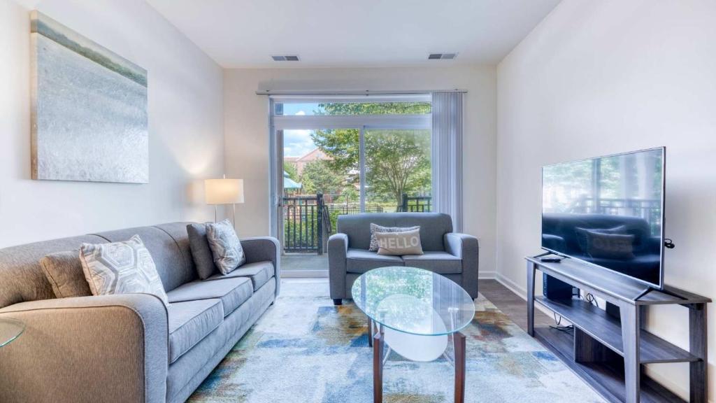 Luxury Modern Apt with Patio - ALH-12249 image