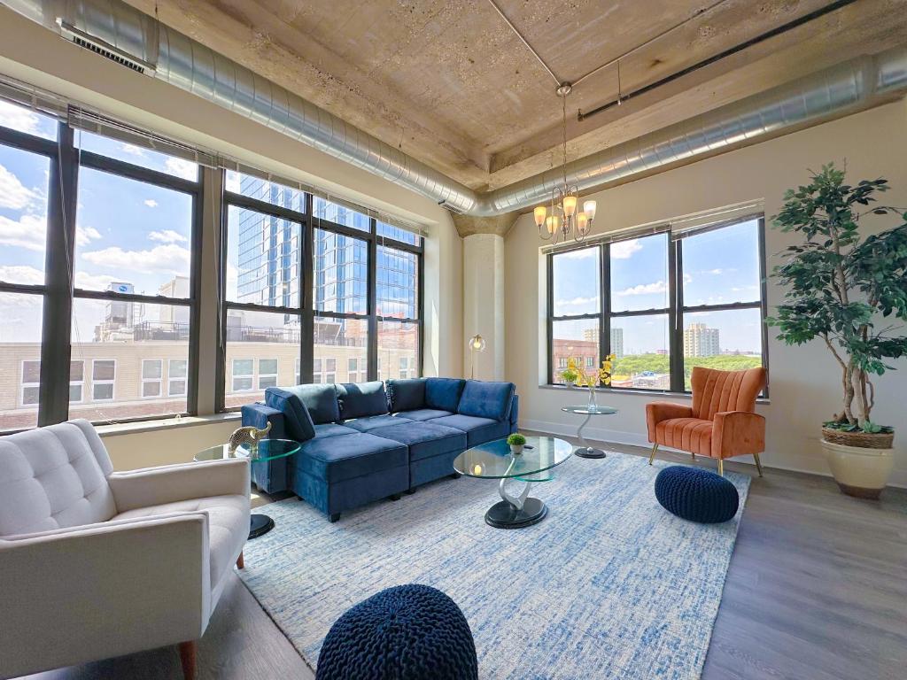 McCormick Place luxurious and spacious 3br-2ba in Downtown Chicago with optional parking for 10 guests image