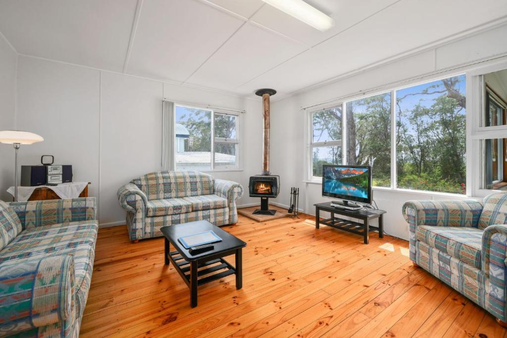 On Collingwood Beach - Upstairs Apartment photo 3