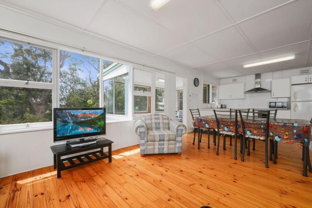 On Collingwood Beach - Upstairs Apartment photo 4