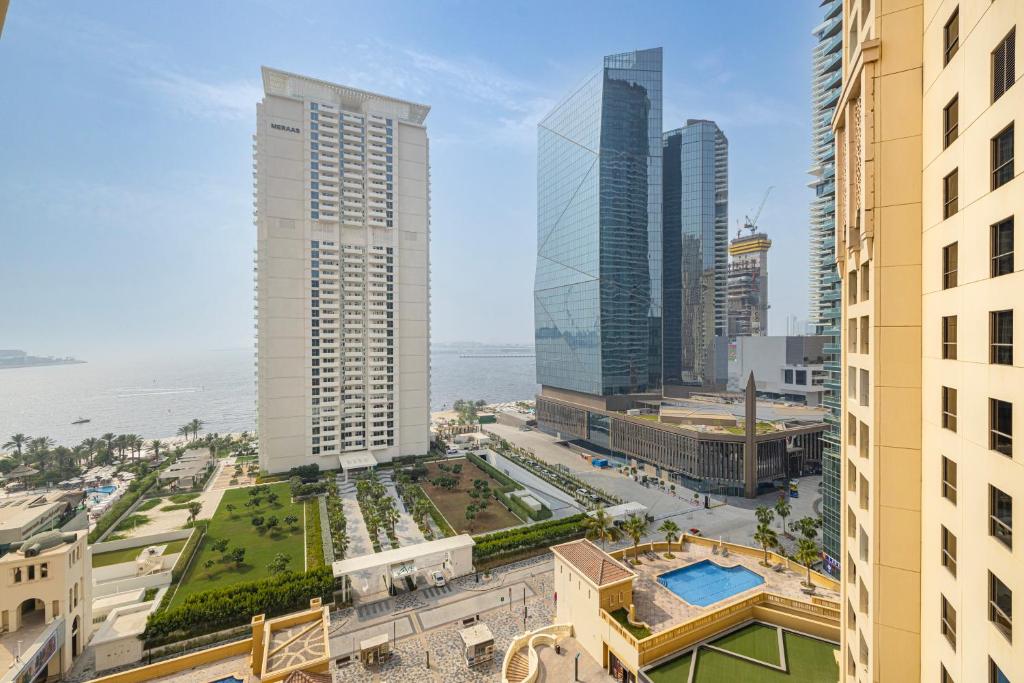 Seafront Newly Renovated 2BR in JBR photo 2