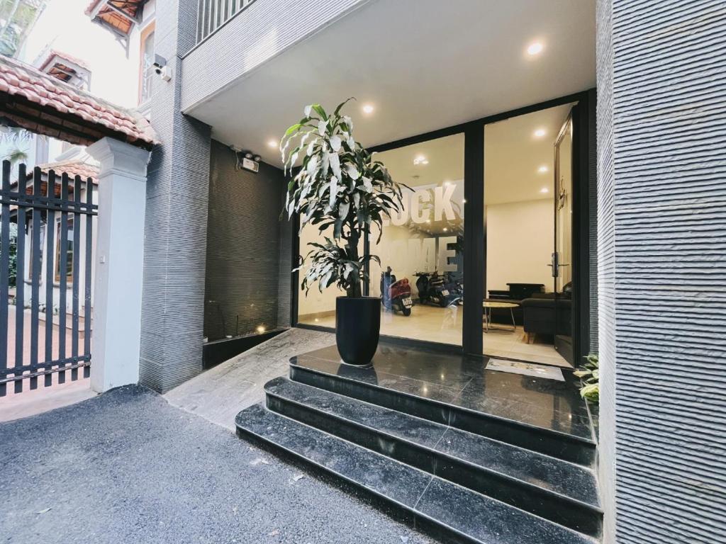 Hanoi Home 4 - Cheap price 2 bedroom Apartment near West lake