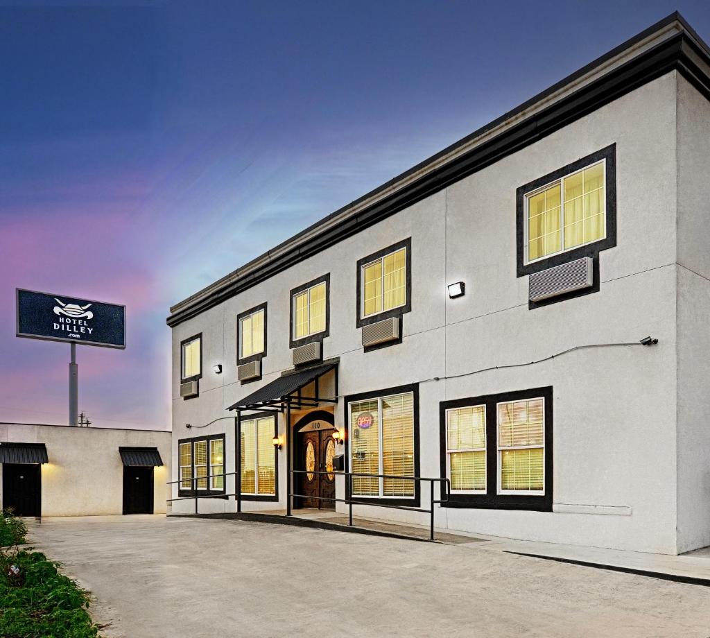 Hotel Dilley Grand image