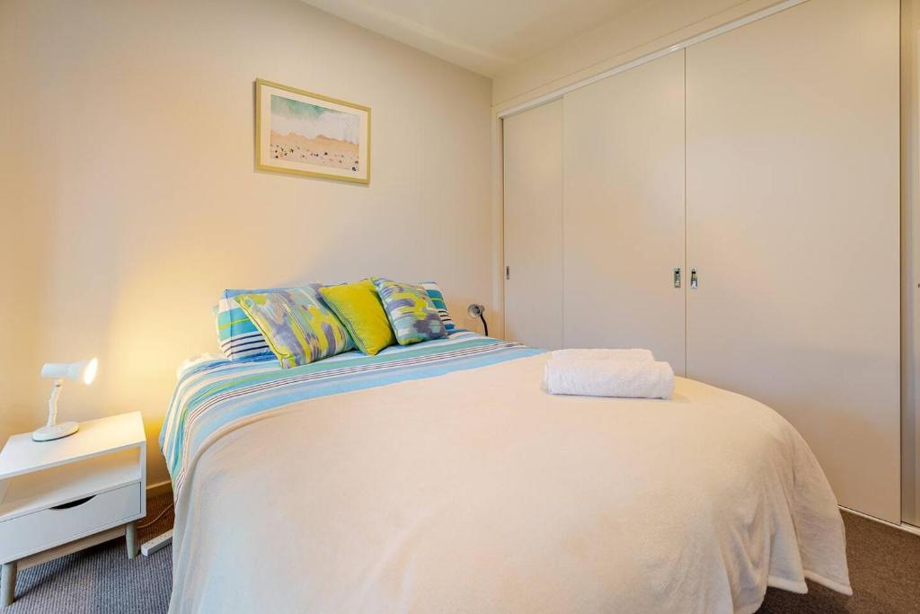 Two Story, Torquay Holiday Home with Large Balcony photo 4