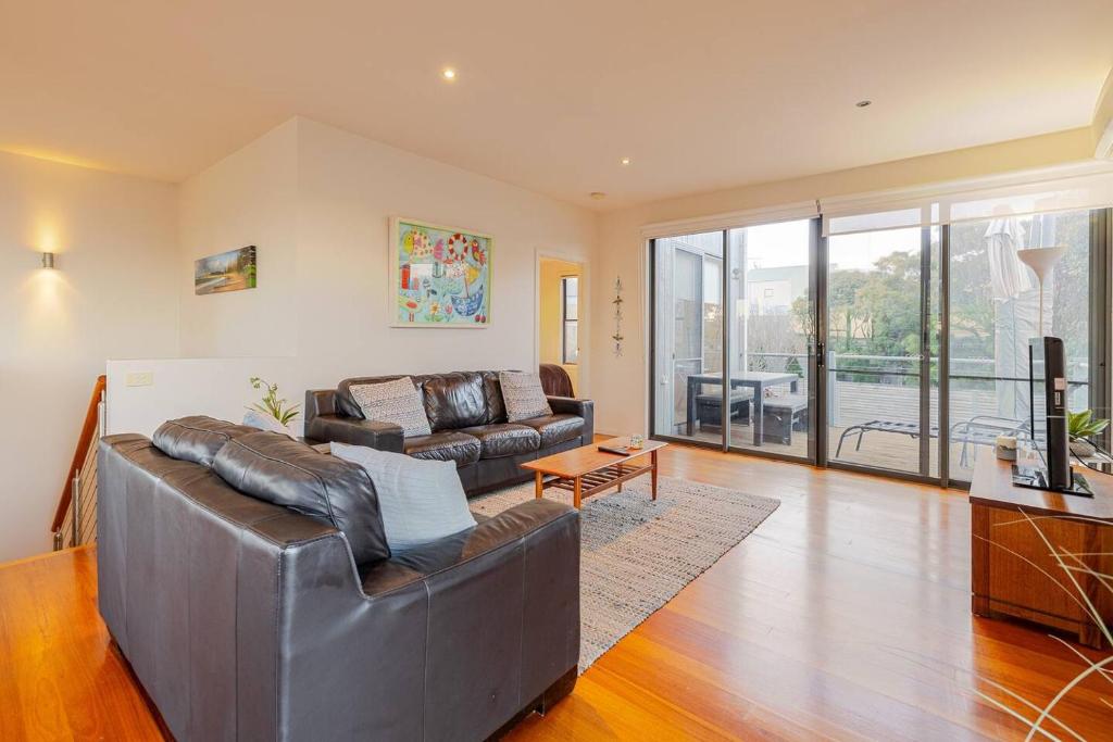 Two Story, Torquay Holiday Home with Large Balcony photo 3