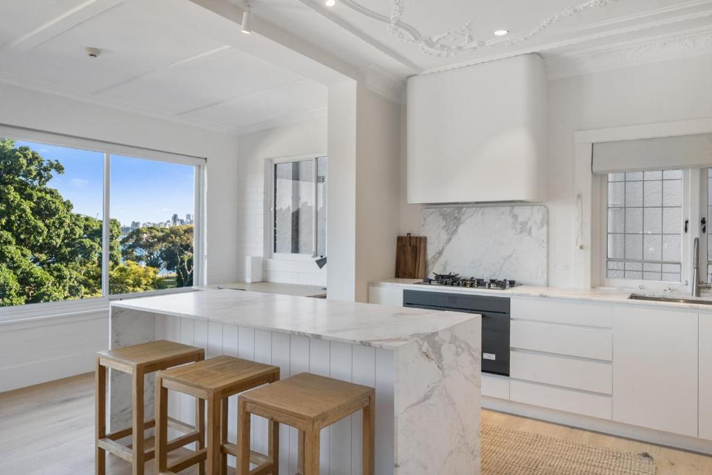 Luxe 3BR Full-Floor Suite with Views Darling Point photo 3