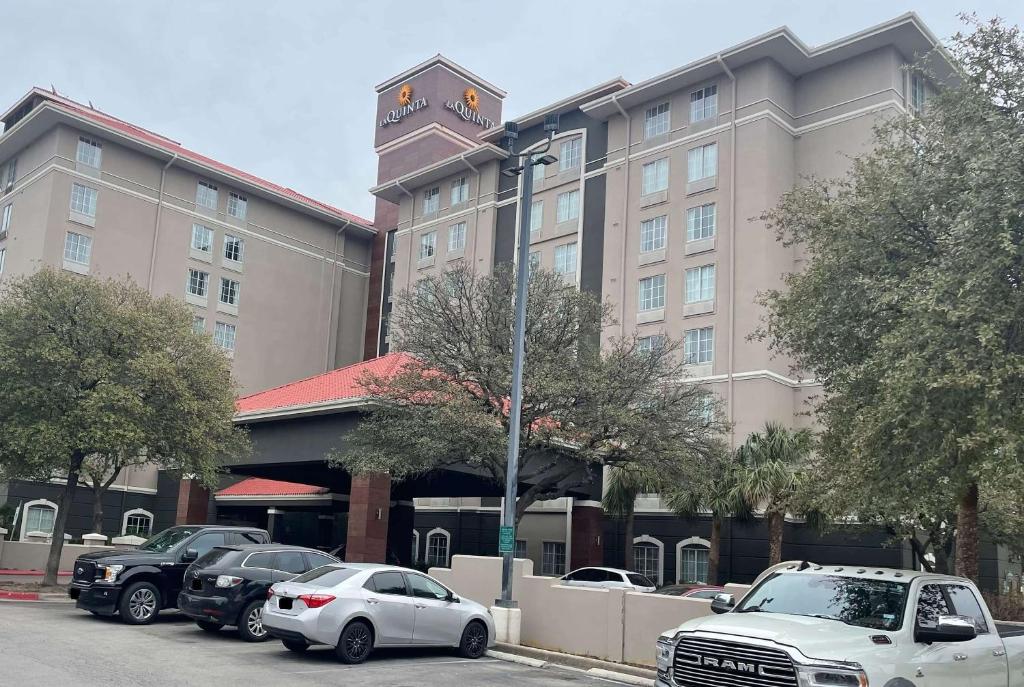 La Quinta Inn & Suites by Wyndham San Antonio Airport image