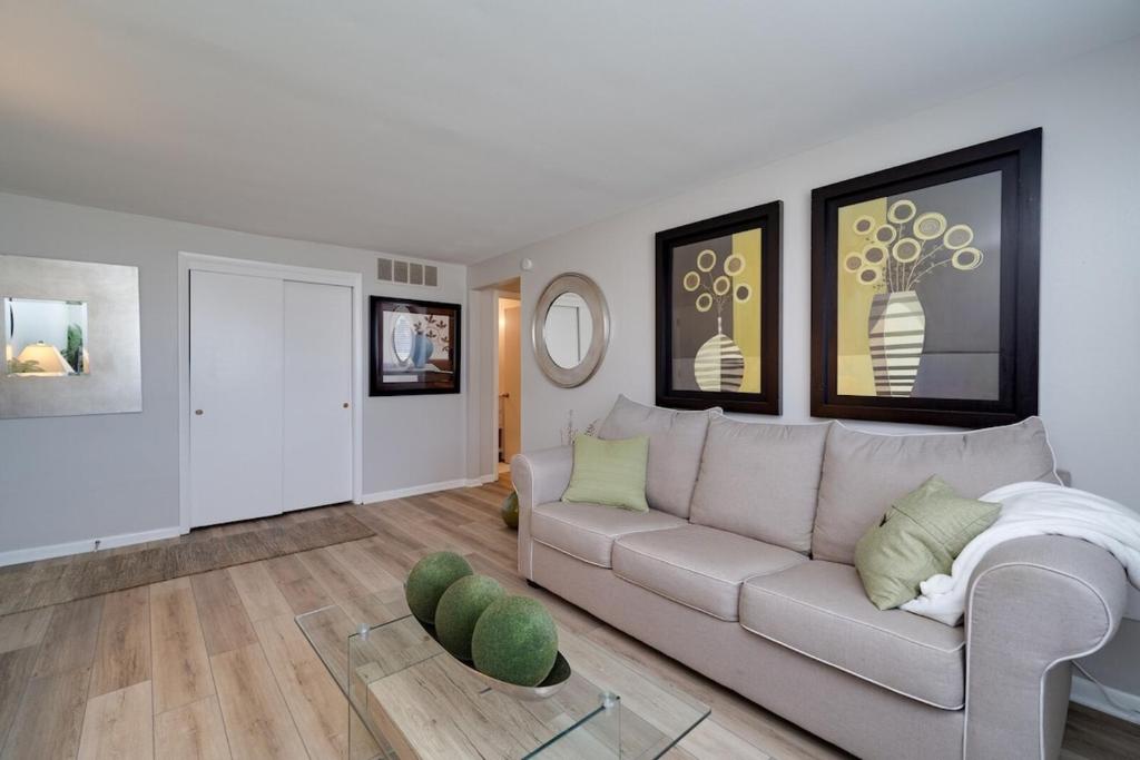 Chic & Cozy 1br Retreat Prime Location & Mod image
