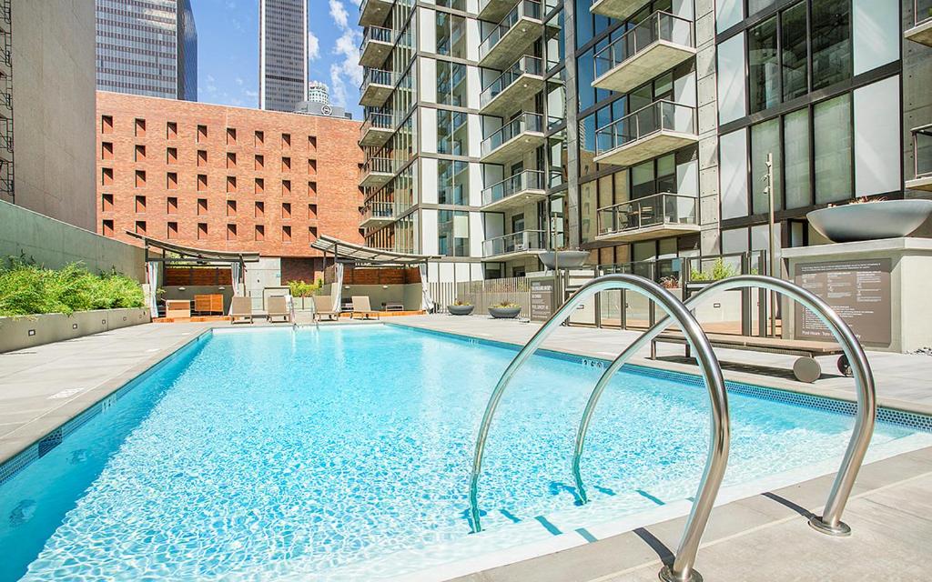 2 Bed 2 Bath Contemporary High Rise DTLA Living image