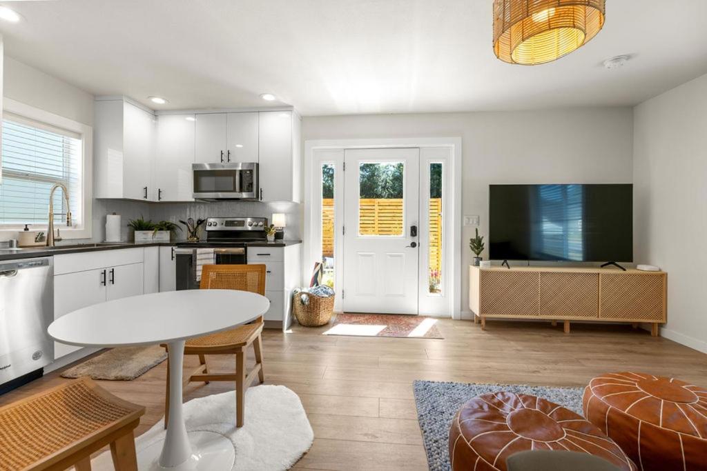 Modern Guest House Near Downtown! image